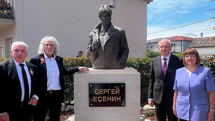 В Черногории открыли памятник Есенину