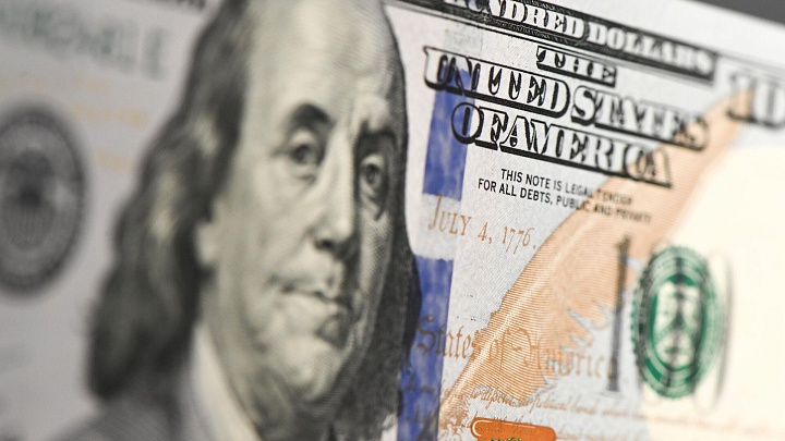 Экономист объяснил, кто и зачем в последние дни скупает доллары