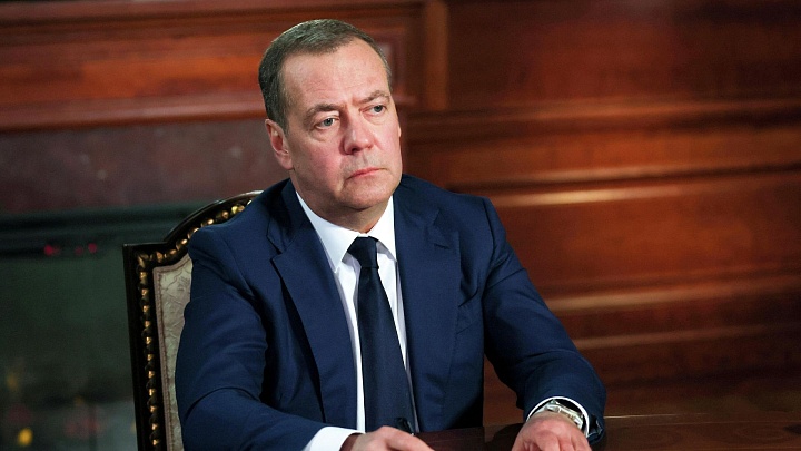 Медведев заявил, что Россия игнорирует мнение коллективного Запада